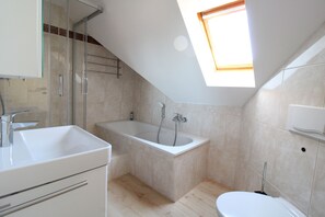 Dusche, Haartrockner, Handtücher, Seife