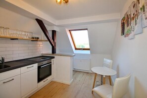 Kjøleskap, kokeplater, oppvaskmaskin og kaffetrakter/tekoker