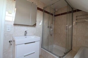 Shower, hair dryer, towels, soap - Apartment in Leipzig's New Lake District, between Leipzig and Lake Cospuden (Böhlen)