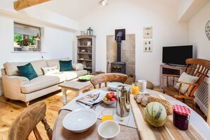 Smart TV, fireplace, books, stereo - The Hayloft at Walnut Farm, Kingscote, Cotswolds (Bagpath)