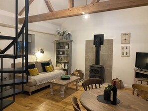 Smart TV, fireplace, books, stereo - The Hayloft at Walnut Farm, Kingscote, Cotswolds (Bagpath)