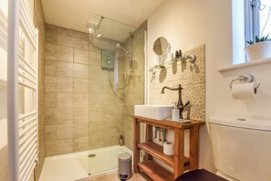 Eco-friendly toiletries, hair dryer, towels, soap - The Hayloft at Walnut Farm, Kingscote, Cotswolds (Bagpath)
