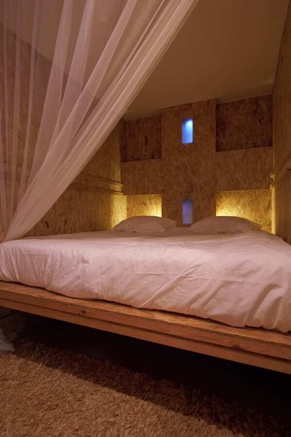 1 bedroom, bed sheets