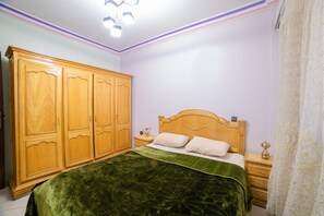 3 bedrooms, desk, internet