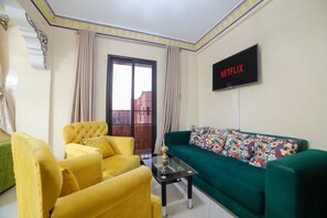 TV - Family Apartment in Marrakech 3 Bedrooms & Balcony with View
 (Marrakech)