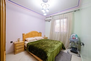 3 bedrooms, desk, internet