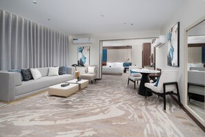 Caja de seguridad en la habitación y espacio para trabajar con laptop 