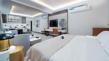Junior Suite | 1 bedroom, in-room safe, laptop workspace, soundproofing