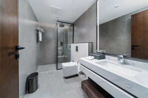 Căn hộ Deluxe | Phòng tắm | Máy sấy tóc, áo choàng tắm, dép đi trong nhà, khăn tắm 