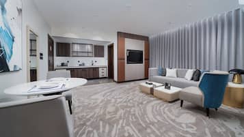 Executive Suite | 1 bedroom, in-room safe, laptop workspace, soundproofing