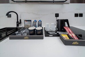 1 dormitorio, caja fuerte, espacio para trabajar con un portátil