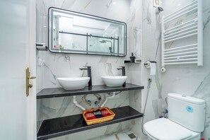 Chuveiro, secador de cabelo, toalhas de banho, sabonete