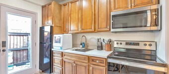Cozy Broadstone guesthouse located near shops & trails with AC, WiFi