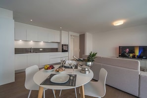 Apartment, 1 Bedroom, Accessible, Balcony | Ruang makan