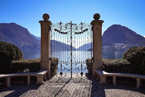 A wrought iron gate with a view of a lake and mountains in the background. - Vacation Rental City 11 in Massagno (Massagno)
