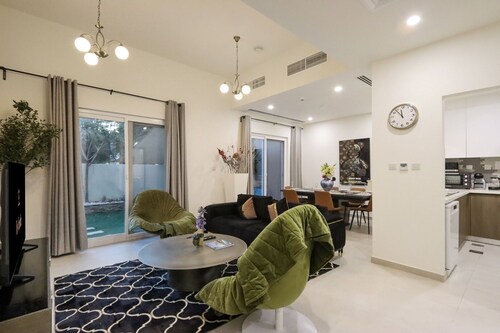 Livbnb- Classy 3BR+Maid's Villa with Private Patio