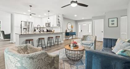 Heated pool. 4-bedroom house. 6.9 miles to honeymoon Beach.