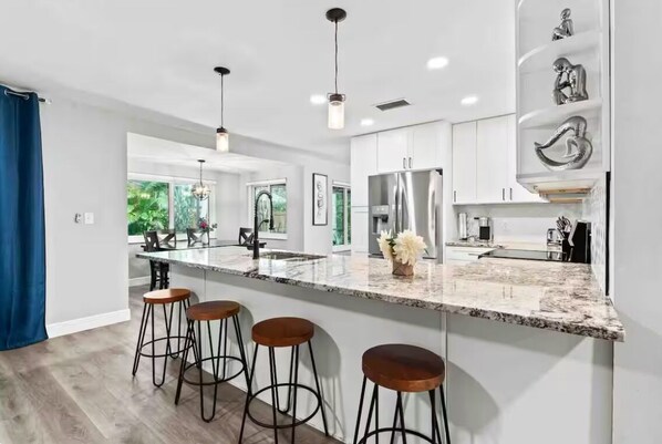 冷蔵庫、電子レンジ、オーブン、コンロ