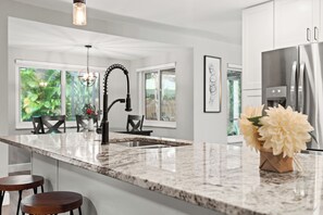 冷蔵庫、電子レンジ、オーブン、コンロ