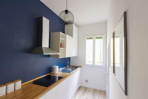 Fridge, microwave, stovetop, dishwasher