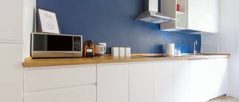 Een koelkast, een microgolfoven, een kookplaat, een vaatwasser