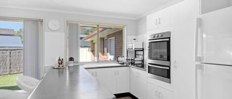 Refrigerador, microondas, horno, placa de cocina