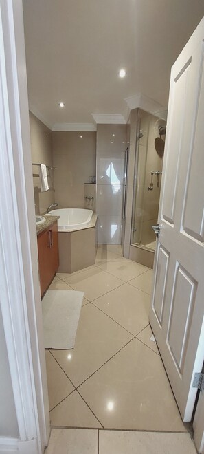 Shower, towels, toilet paper - 2-bedroom apartment in charming Durban Waterfront with beach and harbour views (Durban)