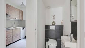 Secador de pelo, toallas