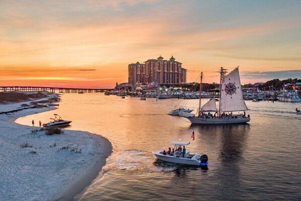 Beach nearby - Gorgeous 3 Bedroom Lakefront Retreat w Golf Cart (Miramar Beach)