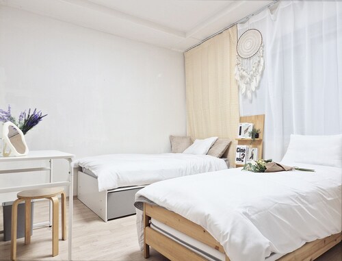 The house in the city with a garden close to Dongdaemun, GwangjangMarket