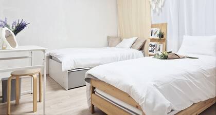 The house in the city with a garden close to Dongdaemun, GwangjangMarket