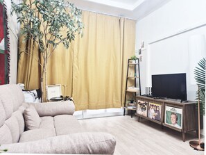 Living area - The house in the city with a garden close to Dongdaemun, GwangjangMarket (Seoul)
