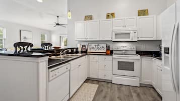 Condo, 3 Bedrooms | Dapur peribadi | Peti sejuk, pembancuh kopi/teh, pembakar roti