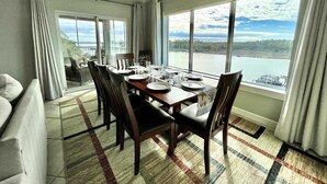 Un comedor con vistas a un lago y un muelle.