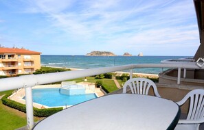 Apartment | Pool - Beachfront Apartment in Estartit With Pool (Torroella de Montgrí)