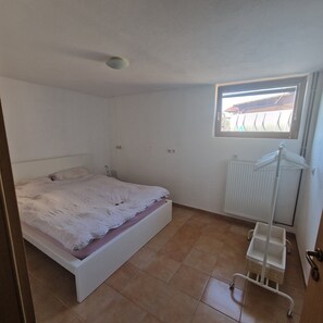 1 slaapkamer, een bureau, reisbedje, wifi