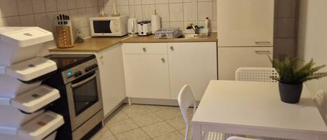 冷蔵庫、電子レンジ、オーブン、コンロ