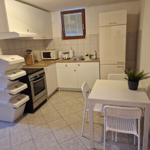 Een koelkast, een microgolfoven, een oven, een kookplaat