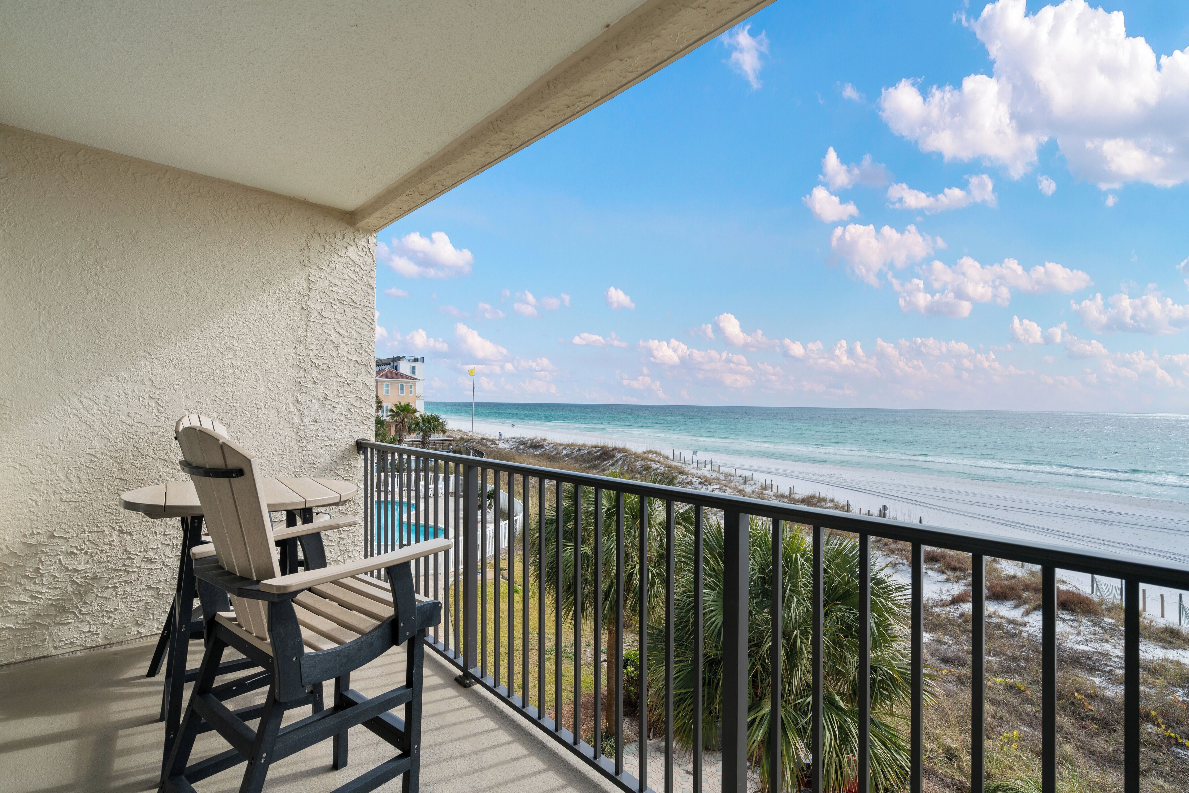 Un balcon avec vue sur la plage et l’océan.