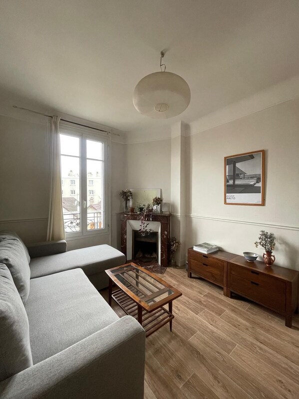 Books, computer monitors - Quiet, comfortable, fully-equipped apartment just outside Paris - sleeps 4  (Vanves)