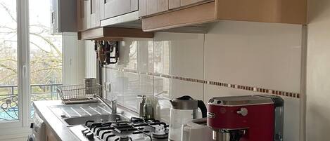 Fridge, stovetop, coffee/tea maker, electric kettle