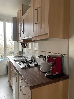 Fridge, stovetop, coffee/tea maker, electric kettle - Quiet, comfortable, fully-equipped apartment just outside Paris - sleeps 4  (Vanves)