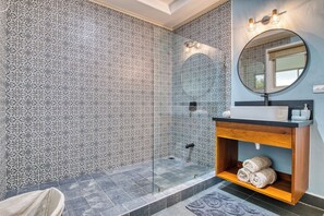 Shower, jetted tub, hair dryer, towels - 5BR Ocean View Mansion in Safest Area of Nosara with Pool, Yard, 24/7 Security! (Nosara)