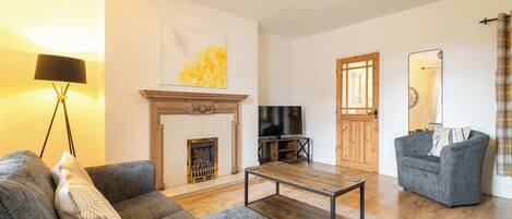 Televisión, chimenea y oficina