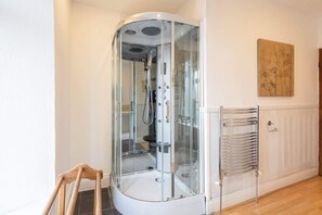 Dusj, hårføner, håndklær og sjampo