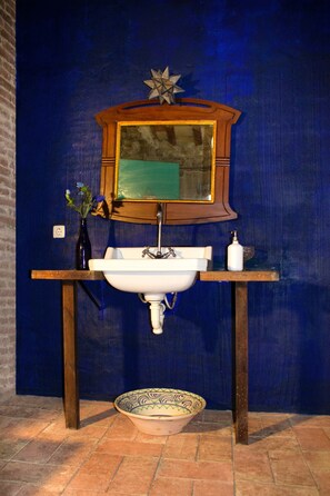 Bathroom - Cottage in Ullastret Near Mas Pinell Beach (Ullastret)