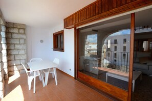 Apartment | Outdoor dining - Apartment in L'escala Near Montgri Reserve (L'Escala)