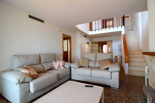 Apartment | Living room - Apartment in L'escala Near Montgri Reserve (L'Escala)