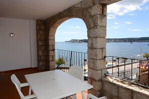 Apartment | Outdoor dining - Apartment in L'escala Near Montgri Reserve (L'Escala)