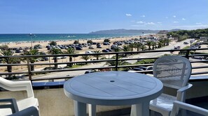 Outdoor dining - Apartment by the Beach in Spain (Torroella de Montgrí)